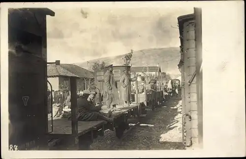 Foto Ak Skopje Üsküb Mazedonien, Deutsche Soldaten in Uniformen auf einem Zug, I WK