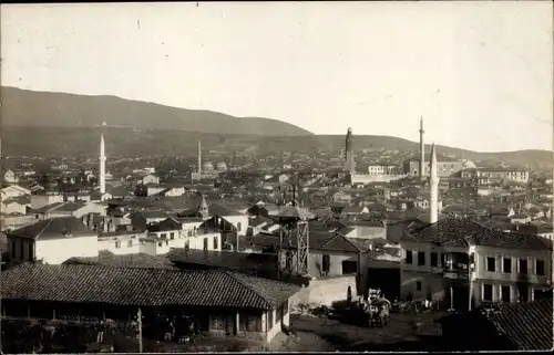 Foto Ak Skopje Üsküb Mazedonien, Blick auf den Ort von der Festung aus