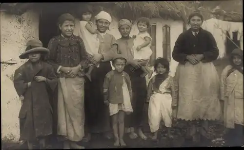 Foto Ak Mazedonien ?, Gruppenaufnahme von Frauen und Kindern