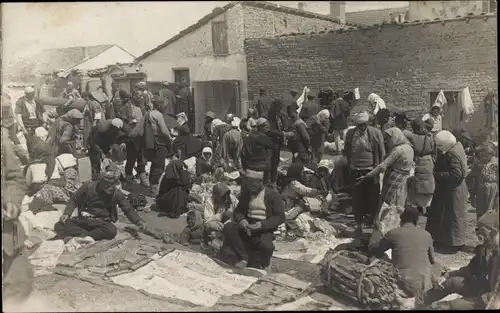 Foto Ak Skopje Üsküb Mazedonien, Dienstagsmarkt im Ort, Händler