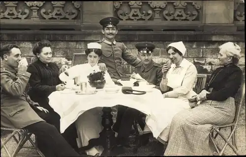 Foto Ak Deutsche Soldaten in Uniformen und Krankenschwestern