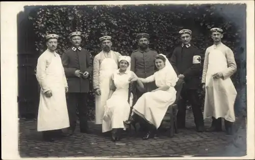 Foto Ak Deutsche Soldaten in Uniformen, Krankenschwestern, Sanitäter, Rotes Kreuz