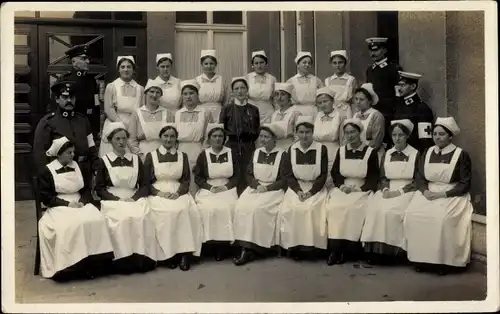 Foto Ak Krankenschwestern, Sanitäter, Gruppenaufnahme, I WK