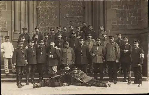 Foto Ak Deutsche Soldaten in Uniformen, Sanitäter, I WK