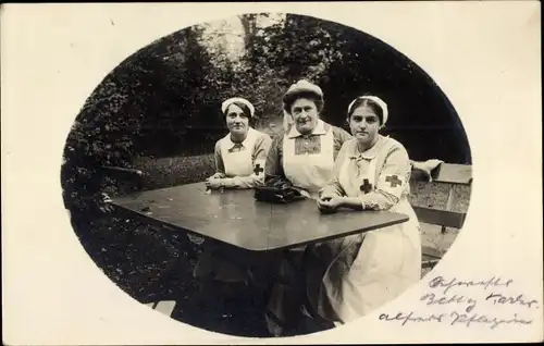 Foto Ak Drei Krankenschwestern an einem Tisch