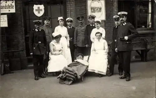 Foto Ak Deutsche Soldaten in Uniformen, Sanitäter, Krankenschwestern, Rotes Kreuz