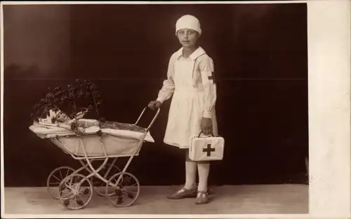 Foto Ak Wien, Mädchen in Schwesterntracht mit Puppenwagen, Rotes Kreuz