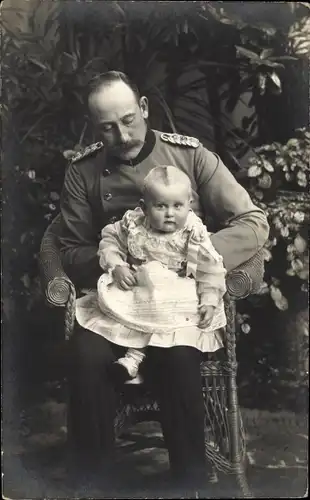 Foto Ak Max von Baden in Uniform, Portrait mit Kind