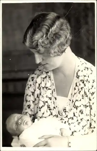 Foto Ak Prinzessin Margarete von Sachsen Sigmaringen mit Kleinkind im Arm