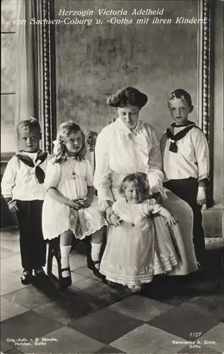 Ak Herzogin Victoria Adelheid von Sachsen-Coburg-Gotha mit ihren Kindern