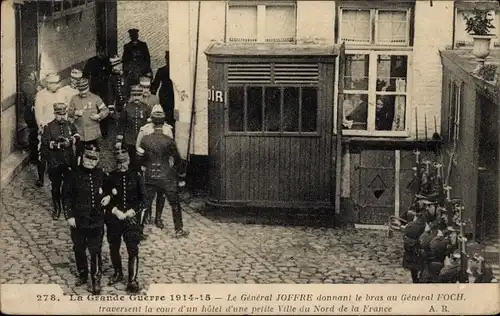 Ak Le General Joffre donnant le bras au General Foch, I WK