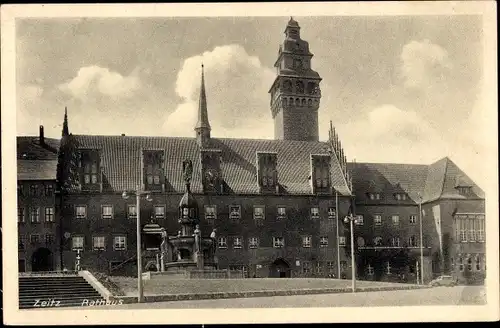 Ak Zeitz im Burgenlandkreis, Rathaus, Brunnen