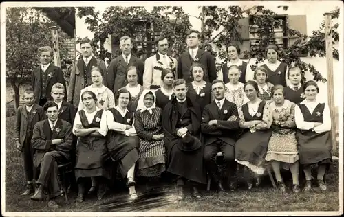 Foto Ak Kirchbach Oederan in Sachsen, Gruppenbild, Festgesellschaft, Pfarrer