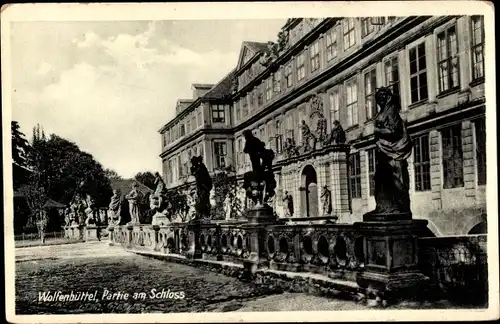 Ak Wolfenbüttel in Niedersachsen, Partie am Schloss, Statuen
