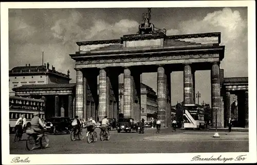 Ak Berlin Mitte, Brandenburger Tor, Fahrradfahrer, Bus