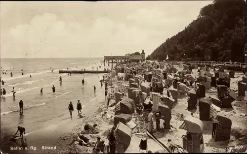 Ak Ostseebad Sellin auf Rügen, Strand, Strandkörbe, Badegäste