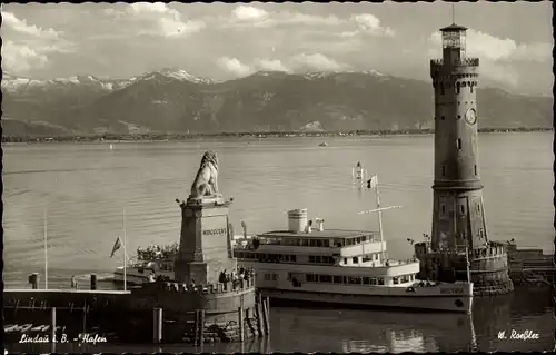 Ak Lindau am Bodensee Schwaben, Hafen, Schiff, Löwenstatue, Leuchtturm