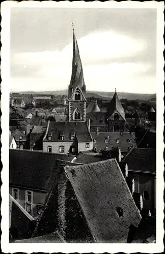 Ak Mayen in der Eifel, Schiefer Kirchturm, Sicht über Hausdächer