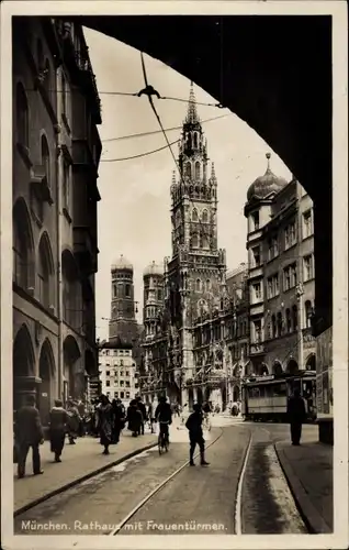 Ak München, Rathaus mit Frauentürmen, Blick durch Tor, Straßenbahnschienen