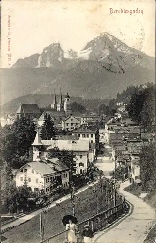 Ak Berchtesgaden in Oberbayern, Panorama mit Gebirge, Kirche, Spaziergänger