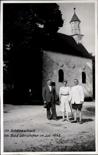 Foto Ak Schöneschach Bad Wörishofen im Unterallgäu, Juli 1942, Dreiergruppe vor Kirche