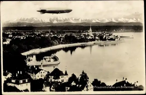 Ak Friedrichshafen am Bodensee, Zeppelin über der Stadt, Kirchturm