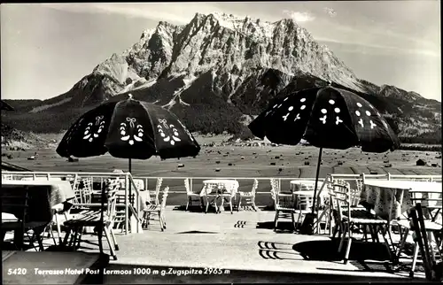 Ak Lermoos in Tirol, Hotel Post mit Zugspitze, Terrasse