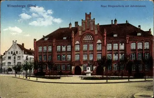 Ak Wittenberge an der Elbe Prignitz, Neue Bürgerschule mit Jahnbrunnen