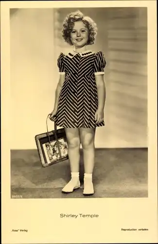 Ak Schauspielerin Shirley Temple, Portrait im Kleid mit Tasche