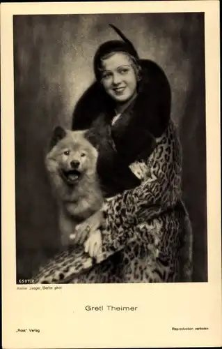 Ak Schauspielerin Greti Theimer, Portrait, Hund, Pelzmantel