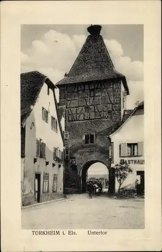 Ak Turckheim Türkheim Elsass Haut Rhin, Straßenpartie mit Blick auf Untertor, Gasthaus
