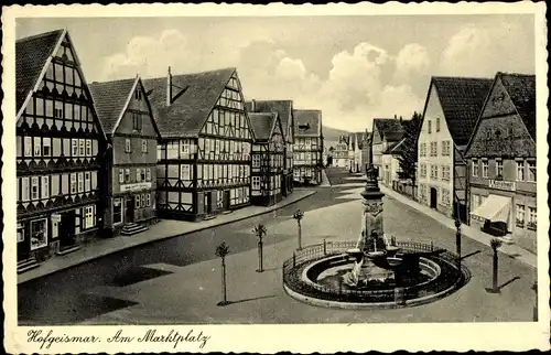 Ak Hofgeismar in Nordhessen, Am Marktplatz, Brunnen