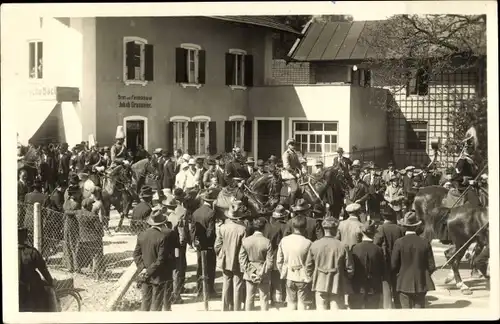 Foto Ak Prien am Chiemsee Oberbayern, Festzug, Reiter in Paradeuniform, Bäckerei Jakob Graumeier