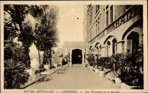 Ak Lourdes Hautes Pyrénées, Hotel Bethanie, La Terrasse et le porche