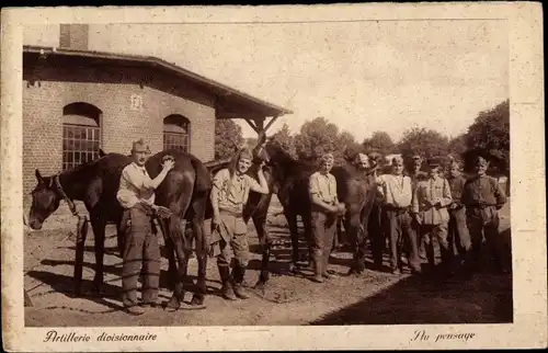 Ak Artillerie divisionnaire, französische Soldaten mit Pferden