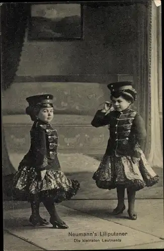 Ak Neumann's Liliputaner, die kleinsten Leutnants, Frauen in Uniformen, Liliputaner