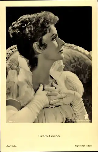 Ak Schauspielerin Greta Garbo, Portrait, Handschuhe