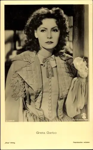 Ak Schauspielerin Greta Garbo, Portrait, Filmkostüm