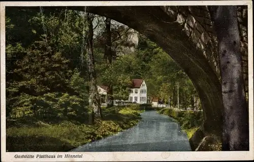 Ak Hönnetal Hemer im Sauerland, Gaststätte Platthaus, Blick durch Torbogen, Fluss