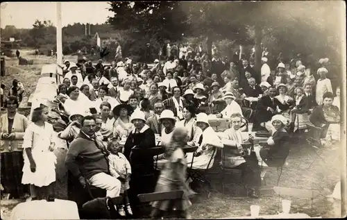 Foto Ak Ostseebad Timmendorfer Strand, Seeschlösschen 18. Juni 1924, Gäste im Garten