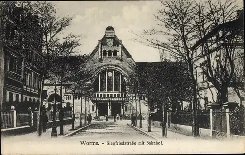 Ak Worms am Rhein, Siegfriedstraße mit Bahnhof