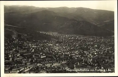 Ak Freiburg im Breisgau, Fliegeraufnahme vom Ort