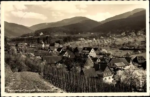 Ak Oberweiler Badenweiler im Kreis Breisgau Hochschwarzwald, Blick über die Dächer zum Gebirge