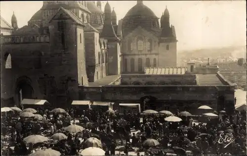 Ak Périgueux Nouvelle-Aquitaine Dordogne, Le Marché et la Cathedrale Saint Front