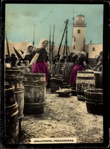 Foto Großbritannien, Pescadoras, Fischer im Hafen, Fischverkäuferinnen, Leuchtturm