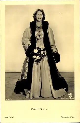 Ak Schauspielerin Greta Garbo, Portrait, Filmkostüm, Mantel mit Pelzbesatz