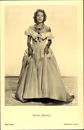 Ak Schauspielerin Greta Garbo, Portrait, Kleid