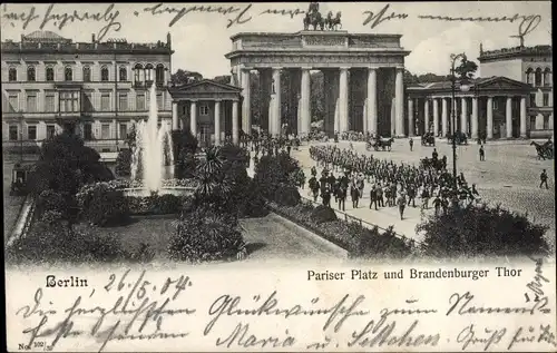 Ak Berlin Mitte, Brandenburger Tor, Pariser Platz, Parade, Brunnen