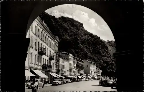 Ak Bad Ems an der Lahn, Blick in die Lahnstraße, Torbogen, Autos