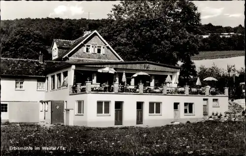 Ak Weilrod im Weiltal Hochtaunuskreis, Gasthof Erbismühle R. Schneider, Terrasse mit Sonnenschirmen